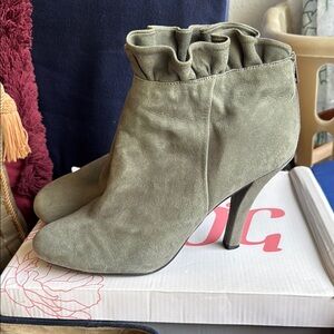 Gray Heeled Boots with Ruffled Collar